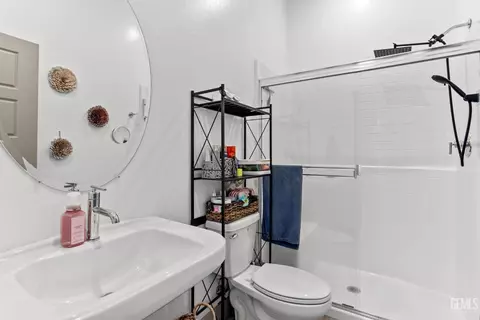 Bath - 3101 Little Cedar Way, Shafter, CA 93263 photo 4 of 4