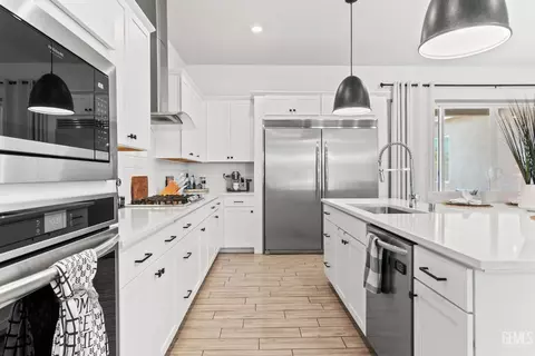 Kitchen - 3101 Little Cedar Way, Shafter, CA 93263 photo 4 of 7