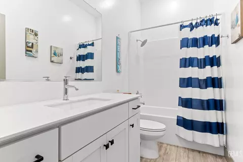 Bath - 3101 Little Cedar Way, Shafter, CA 93263 photo 3 of 4