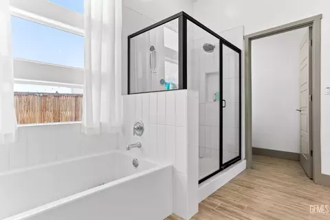 Bath - 3101 Little Cedar Way, Shafter, CA 93263 photo 2 of 4