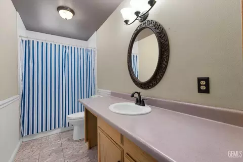Bath - 28270 Black Gold Way, Tehachapi, CA 93561 photo 4 of 5