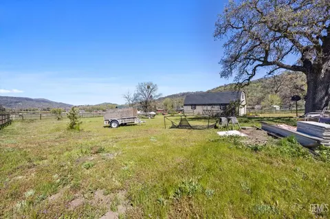 Exterior - 28270 Black Gold Way, Tehachapi, CA 93561 photo 6 of 10
