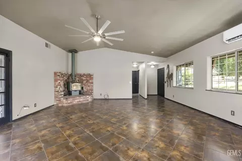 Living - 28270 Black Gold Way, Tehachapi, CA 93561 photo 3 of 3
