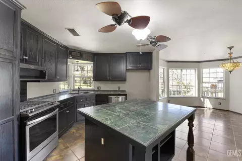 Kitchen - 28270 Black Gold Way, Tehachapi, CA 93561 photo 1 of 3