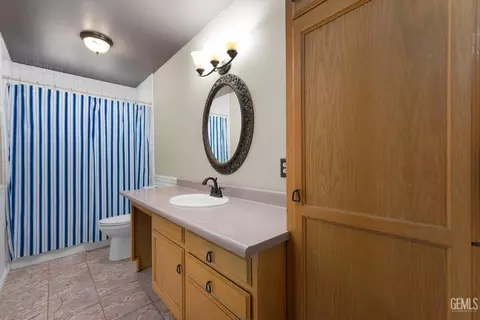 Bath - 28270 Black Gold Way, Tehachapi, CA 93561 photo 5 of 5
