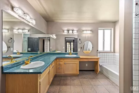 Bath - 28270 Black Gold Way, Tehachapi, CA 93561 photo 1 of 5