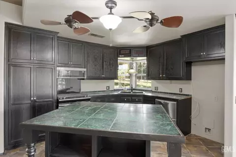 Kitchen - 28270 Black Gold Way, Tehachapi, CA 93561 photo 3 of 3