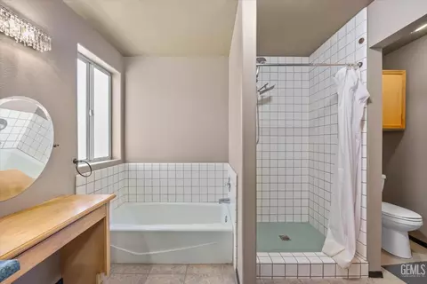 Bath - 28270 Black Gold Way, Tehachapi, CA 93561 photo 3 of 5