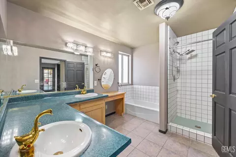 Bath - 28270 Black Gold Way, Tehachapi, CA 93561 photo 2 of 5