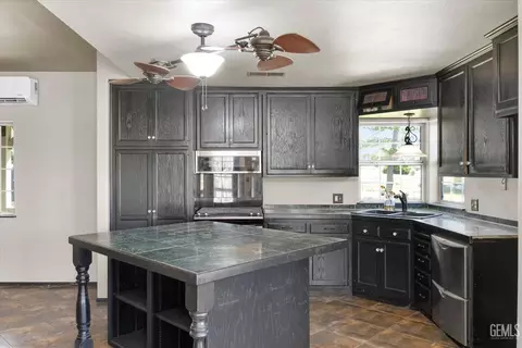 Kitchen - 28270 Black Gold Way, Tehachapi, CA 93561 photo 2 of 3