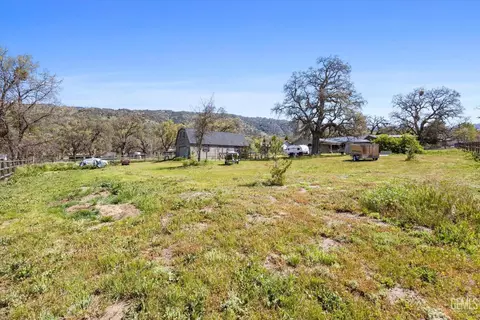 Exterior - 28270 Black Gold Way, Tehachapi, CA 93561 photo 9 of 10