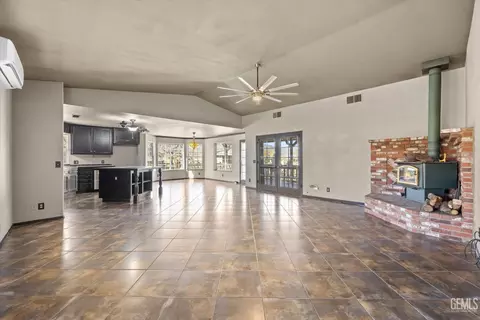 Living - 28270 Black Gold Way, Tehachapi, CA 93561 photo 2 of 3