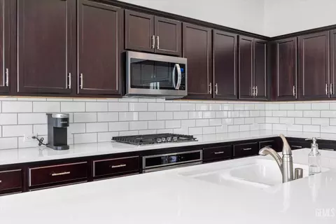 Kitchen - 14101 Everton Ave, Bakersfield, CA 93311 photo 3 of 7