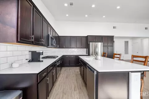Kitchen - 14101 Everton Ave, Bakersfield, CA 93311 photo 4 of 7