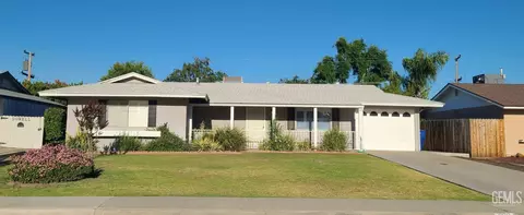 800 La Puente Dr, Bakersfield, CA 93309