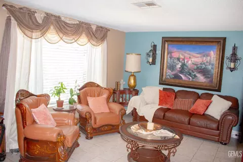 Living - 609 Griffith Ave, Wasco, CA 93280 photo 2 of 4