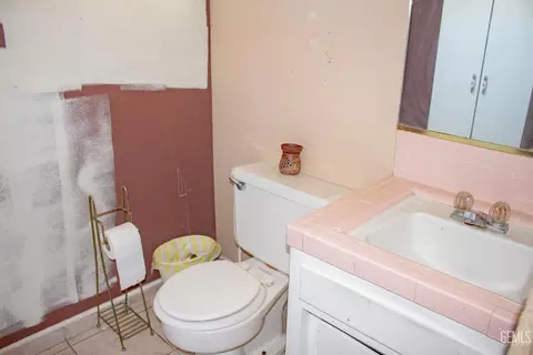 Bath - 609 Griffith Ave, Wasco, CA 93280 photo 1 of 2