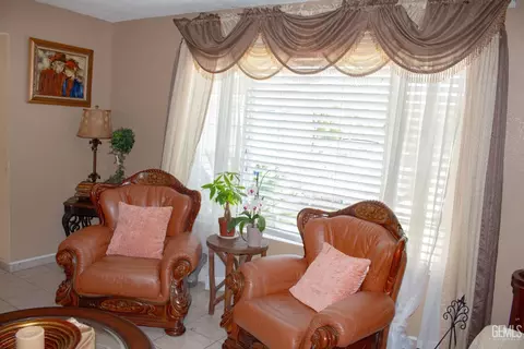 Living - 609 Griffith Ave, Wasco, CA 93280 photo 3 of 4