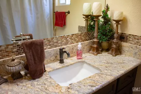 Bath - 609 Griffith Ave, Wasco, CA 93280 photo 2 of 2