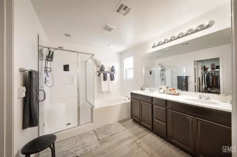 Bath - 15736 Cusano Pl, Bakersfield, CA 93314 photo 2 of 3