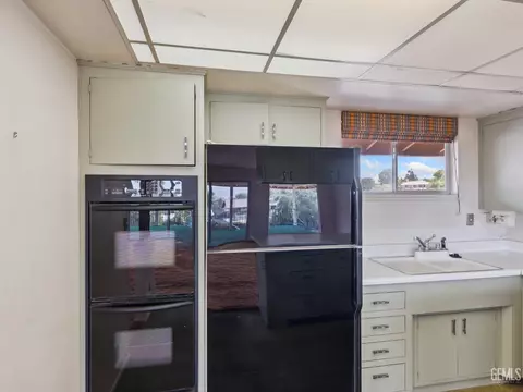 Kitchen - 19115 Kaibab Rd, Apple Valley, CA 92307 photo 3 of 3