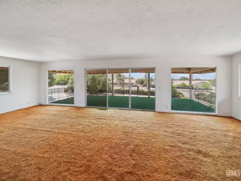 Living - 19115 Kaibab Rd, Apple Valley, CA 92307 photo 5 of 8