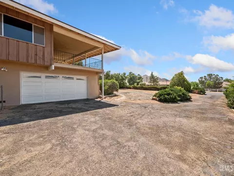 Exterior - 19115 Kaibab Rd, Apple Valley, CA 92307 photo 8 of 12