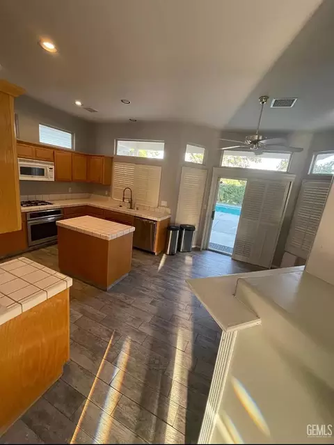 200 Via Roblada, Bakersfield, CA 93314 photo 3