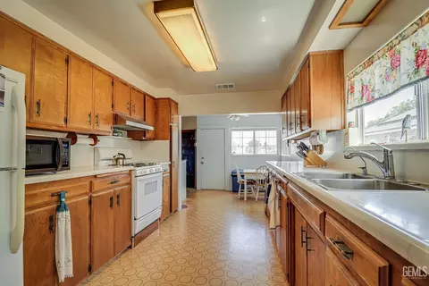 Kitchen - 1432 Poso Dr, Wasco, CA 93280 photo 1 of 2