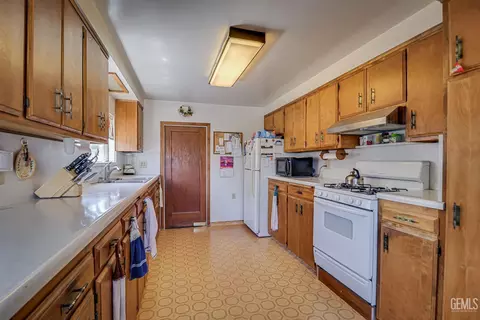 Kitchen - 1432 Poso Dr, Wasco, CA 93280 photo 2 of 2