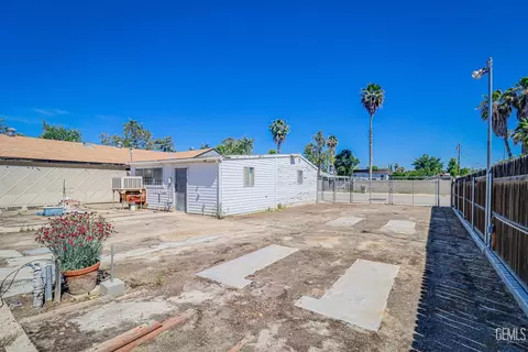 Exterior - 1432 Poso Dr, Wasco, CA 93280 photo 4 of 8