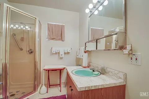 Bath - 1432 Poso Dr, Wasco, CA 93280 photo 1 of 1