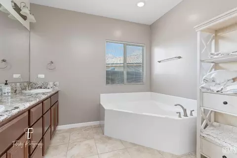 326 Longhurst Dr, Bakersfield, CA 93314 photo 34