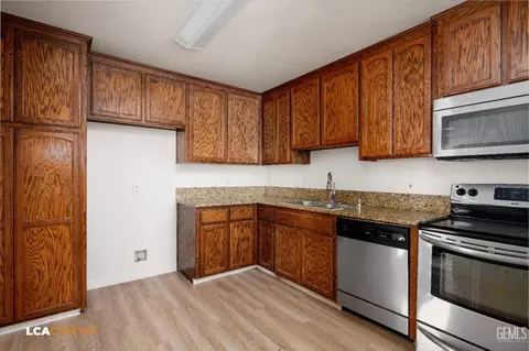 Kitchen - 705 Garratt St, Taft, CA 93268 photo 2 of 2