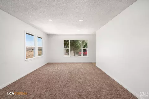 Living - 705 Garratt St, Taft, CA 93268 photo 2 of 4