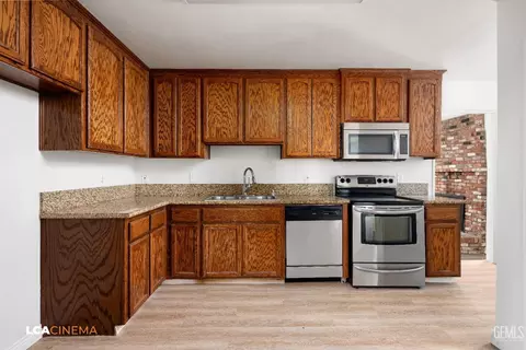 Kitchen - 705 Garratt St, Taft, CA 93268 photo 1 of 2