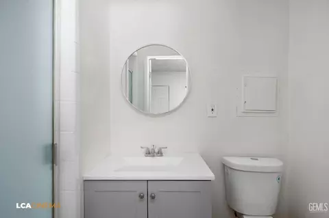 Bath - 705 Garratt St, Taft, CA 93268 photo 2 of 2