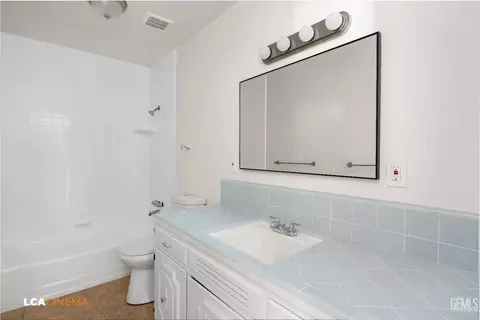 Bath - 705 Garratt St, Taft, CA 93268 photo 1 of 2