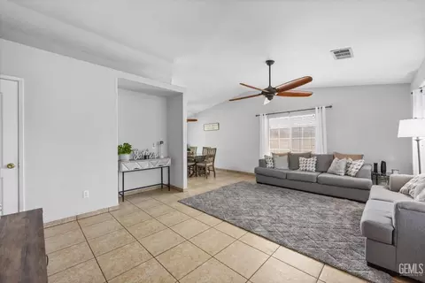 876 Verde St, Shafter, CA 93263 photo 5