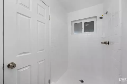 Bath - 19700 Piedra Dr, Tehachapi, CA 93561 photo 2 of 3