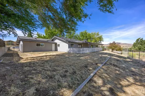 Exterior - 19700 Piedra Dr, Tehachapi, CA 93561 photo 9 of 10