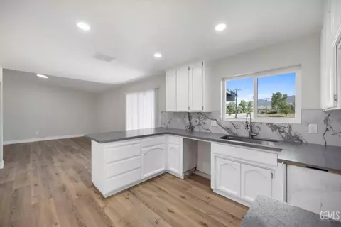 Kitchen - 19700 Piedra Dr, Tehachapi, CA 93561 photo 5 of 5