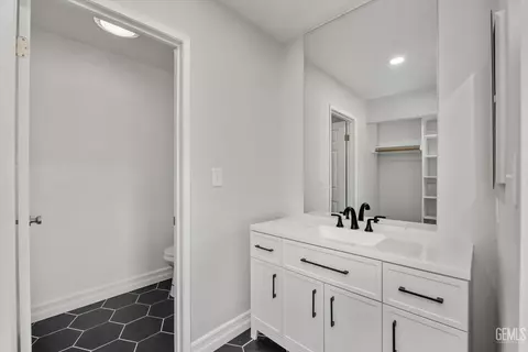 Bath - 19700 Piedra Dr, Tehachapi, CA 93561 photo 1 of 3