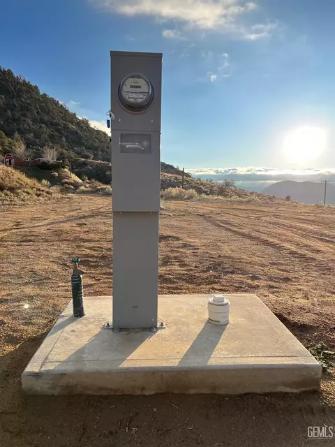 9703 Pine Grove Dr, Tehachapi, CA 93561 photo 2