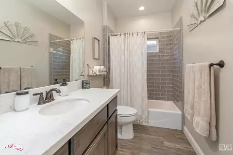 Bath - 10319 Bluffshadow Dr, Bakersfield, CA 93306 photo 3 of 4
