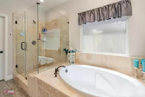 Bath - 10319 Bluffshadow Dr, Bakersfield, CA 93306 photo 2 of 4