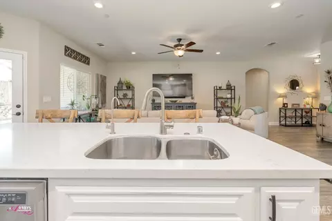 Kitchen - 10319 Bluffshadow Dr, Bakersfield, CA 93306 photo 6 of 6