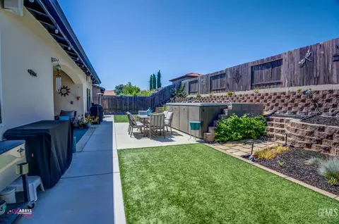 Exterior - 10319 Bluffshadow Dr, Bakersfield, CA 93306 photo 9 of 13