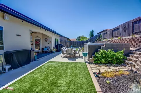 Exterior - 10319 Bluffshadow Dr, Bakersfield, CA 93306 photo 10 of 13
