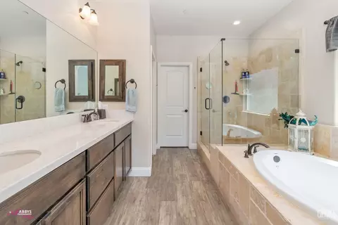 Bath - 10319 Bluffshadow Dr, Bakersfield, CA 93306 photo 1 of 4